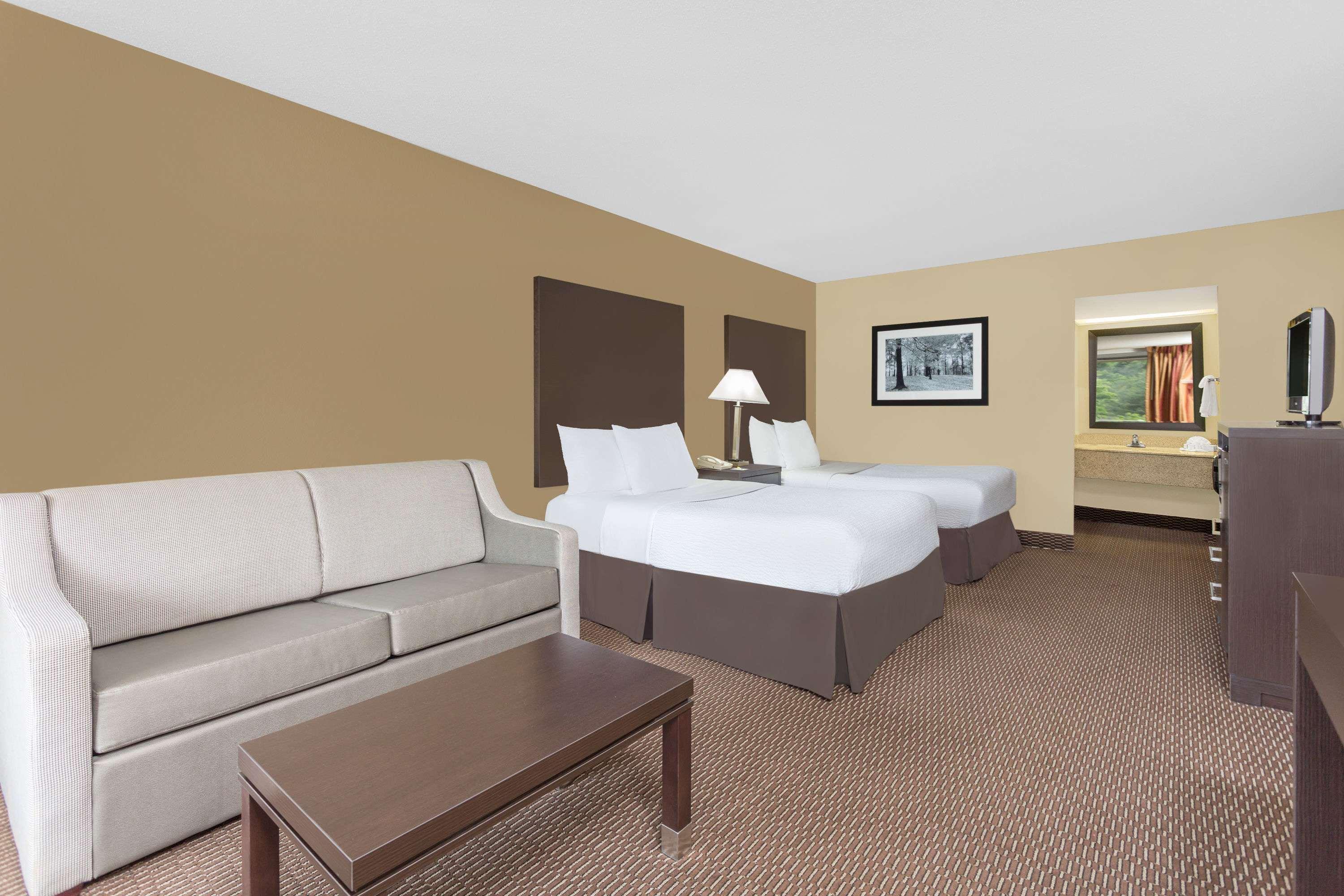 Days Inn By Wyndham Asheville/Mall Exterior photo
